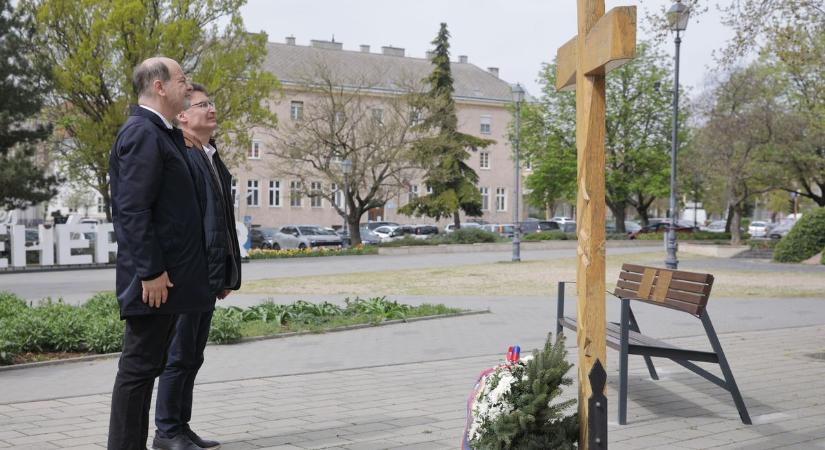 Katyńi vérengzés: koszorúzással emlékeztek meg az évfordulón Székesfehérváron (galéria)