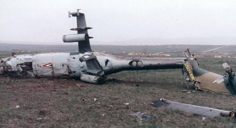 Helikoptertragédiában hunyt el 2 magyar katona, virágokkal emlékeznek a lőtéren