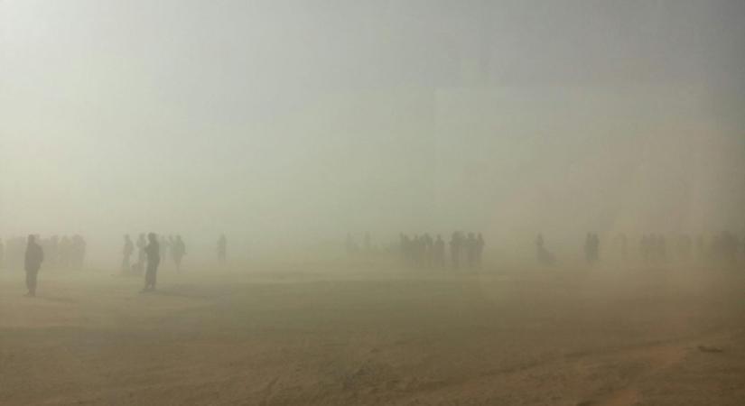 Szaharai porfelhő borítja be az országot, majd jönnek a záporok és az erős széllökések