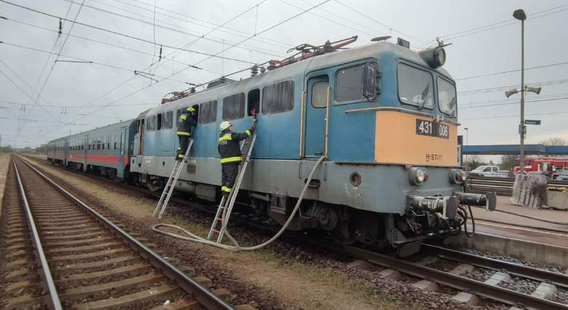 Váratlanul megállt a mozdony, majd ömleni kezdett belőle a füst – tűzoltók lepték el a szajoli állomást – galériával