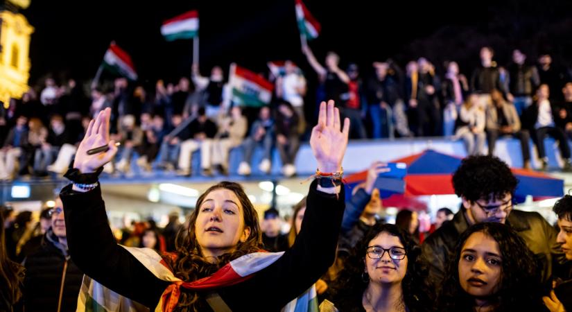 Bulitudósítás: úgy lüktetett a Margit-híd, mint az ér Szijjártó Péter halántékán