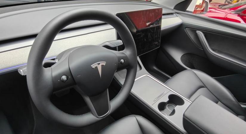 Megvan az első fecske: zöld utat kapott az EU-ban a Tesla önvezető rendszere