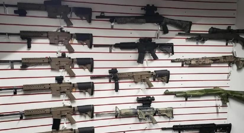 Valóságos fegyverarzenált foglaltak le a győri nyomozók