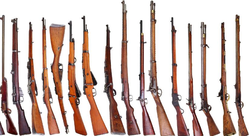 Tucatnyi lőfegyvert rejtegetett egy győri férfi, letartóztatták