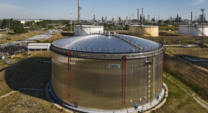 Egy hónap alatt feleződött, már csak 44 napra elég a magyar olajtartalék