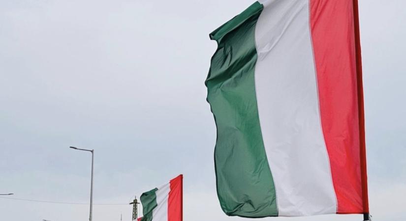 Ünnepi díszbe öltözött Pécs: Fellobogóztatta a várost a polgármester a Fidesz bukása után