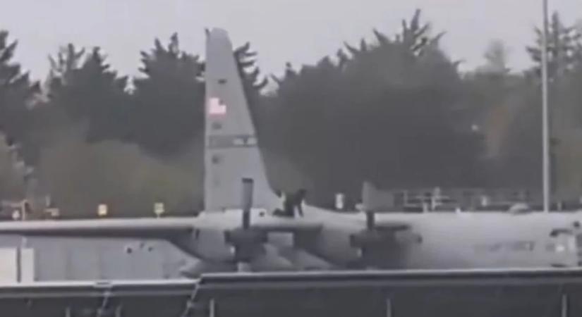 Írországban egy férfi felmászott egy amerikai katonai repülőgép szárnyára, és fejszével megrongálta