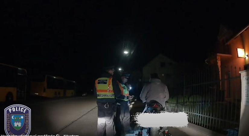 Motorost állítottak meg a rendőrök, ami ezután történt, őket is meglepte (videóval)
