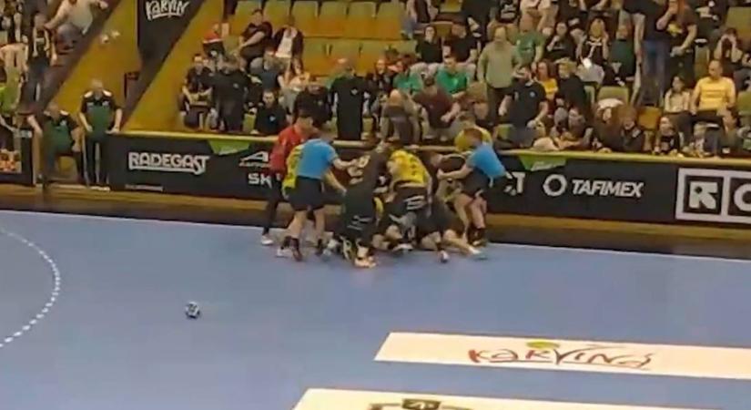 Szurkolói pofon is elcsattant a hatalmas kézilabdabunyóban
