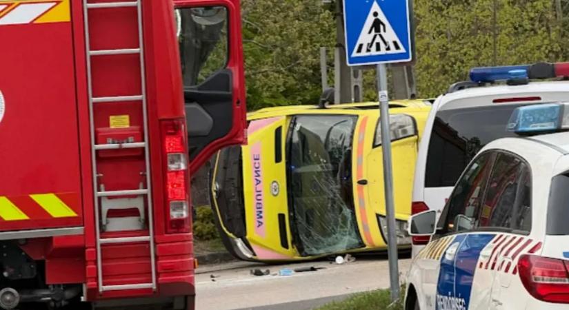 Mentővel karambolozott egy furgon a XIII. kerületben, a mentőautó fel is borult