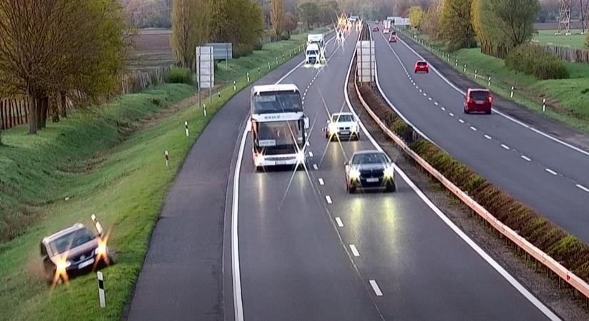 Megáll az ész: egyetlen autó sem állt meg segíteni az árokba csapódott sofőrnek - videó