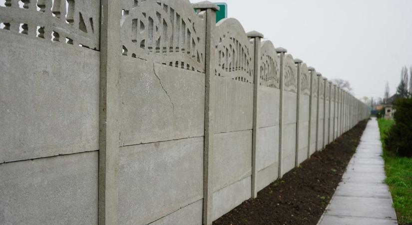 Több milliós beruházás valósult meg Hajdú-Biharban: gyönyörűen megújult a református temető