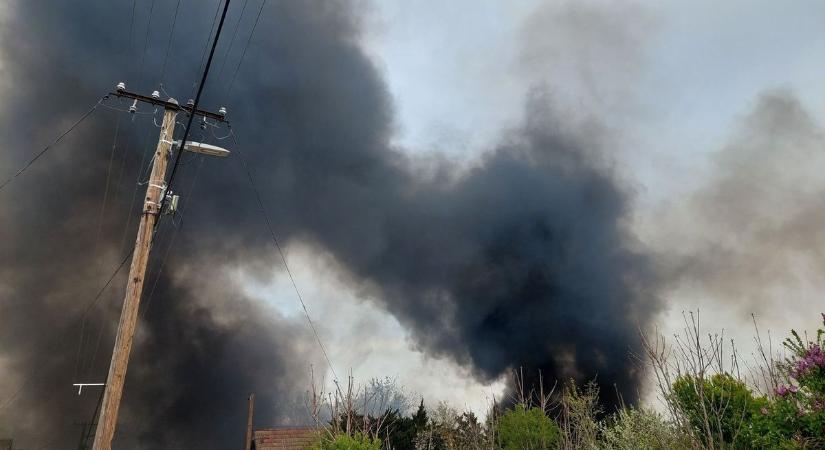 Fekete füstfelleg borította be Abonyt, házakat veszélyeztetett a pusztító tűz