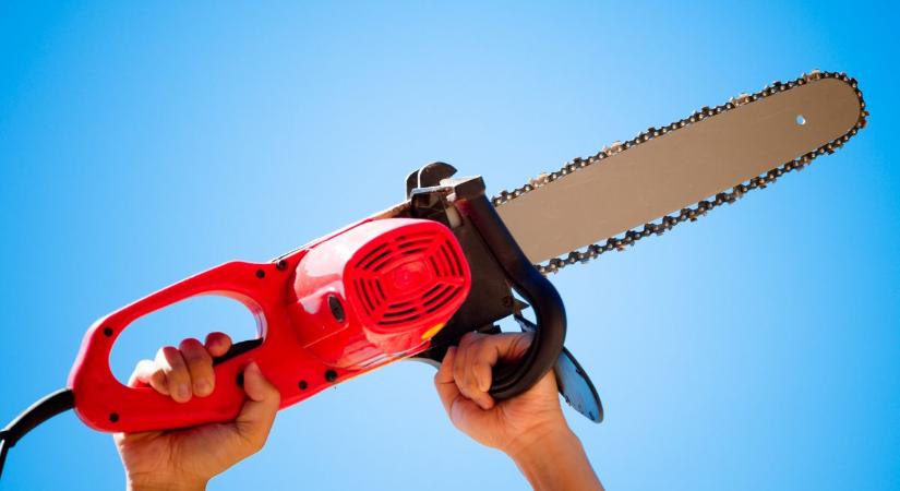 A favágók mai eszközét egykor szüléseknél vetették be – a láncfűrész hátborzongató története