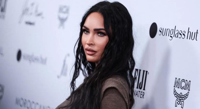 Megan Fox férfiak millióinak adta meg a telefonszámát