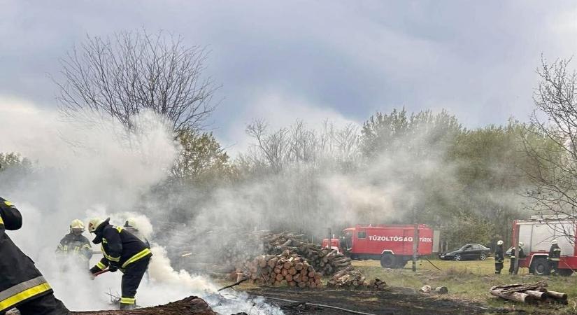 Több köbméter tűzifa égett Ásotthalmon, küzdöttek a lángokkal a tűzoltók