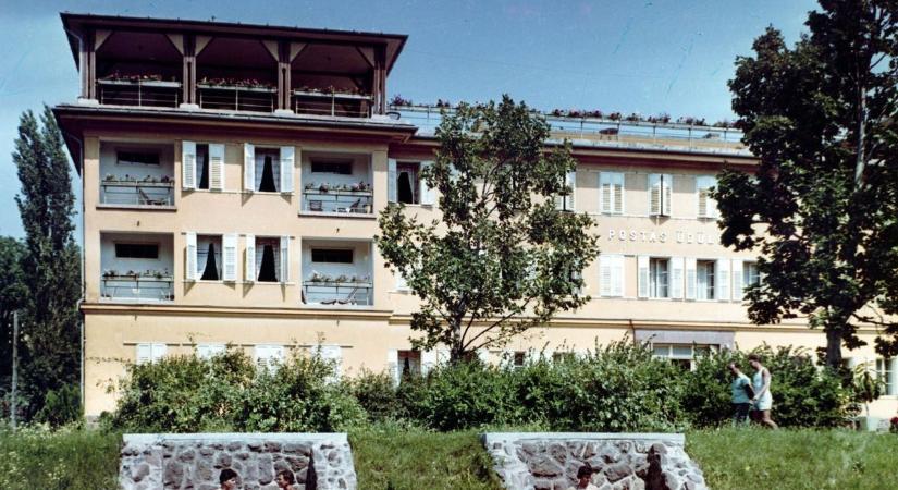 Kalapács alatt: árulják az évek óta üresen álló balatoni postás üdülőt (galéria, videó)