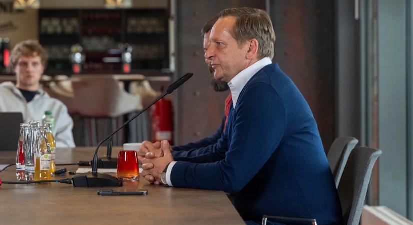 Szexista megjegyzések miatt áll a bál Schäfer András csapatánál