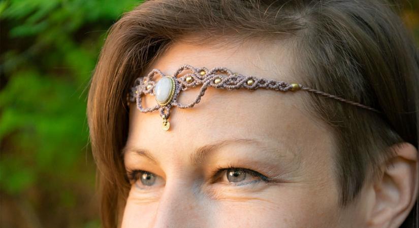 Kristályokból és fonalakból alkotja a csodás ékszereket – „Tündéri” műhelyt vezet Cecília, egy somogyi édesanya