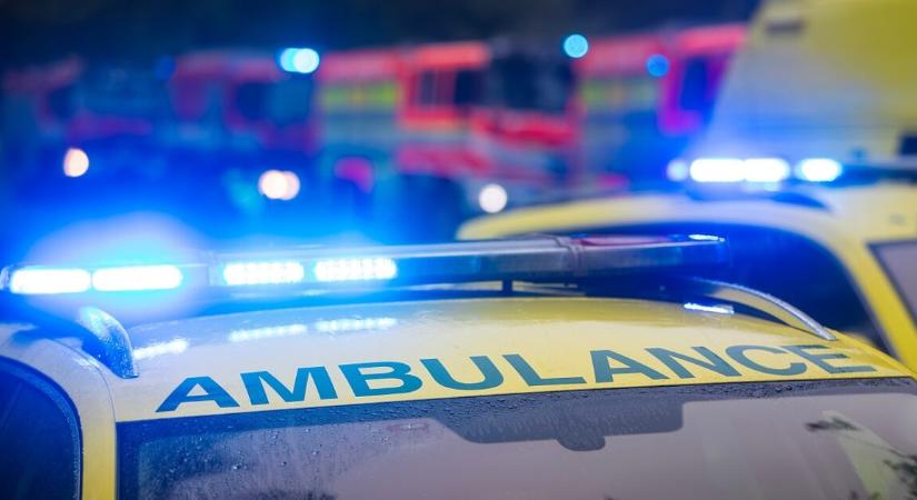 Reagált a Katasztrófavédelem – hárman beszorultak a roncsba, zajlik a mentés