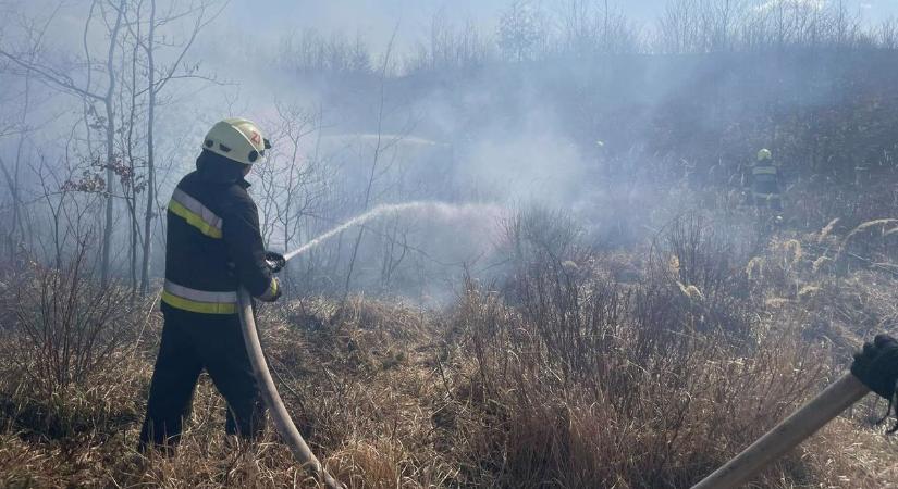 Izzottak a kémények és több körbála is odalett a tűzben az elmúlt napokban