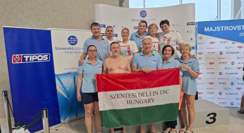Húsznál is több aranyérmet nyertek Szlovákiában a szentesi szenior úszók