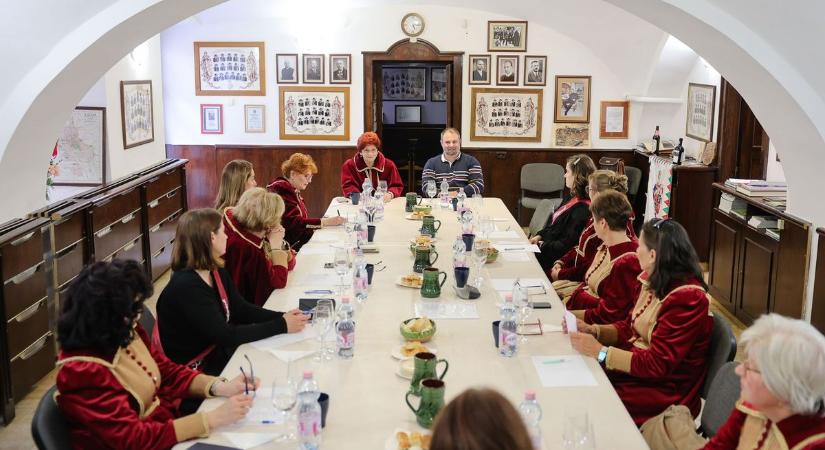 Nem lehetett könnyű a választás – ezért ültek össze a Suttogóban az Egri Borbarát Hölgyek