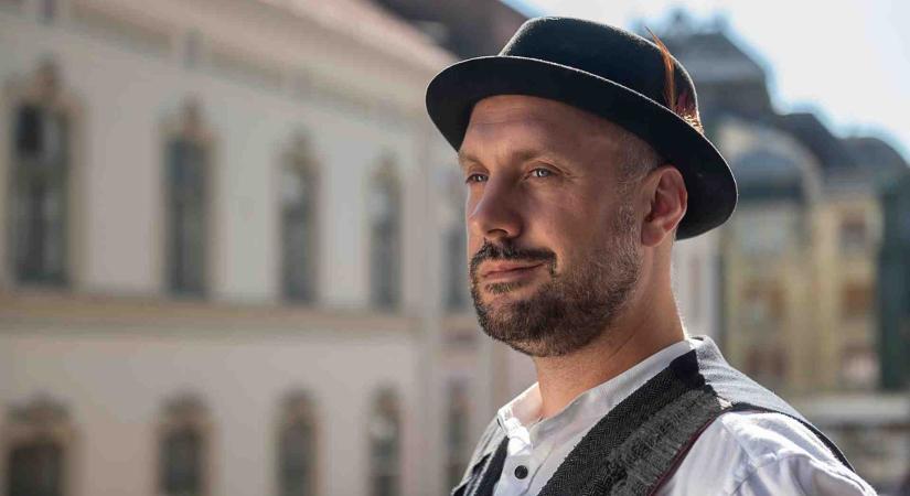 AZ ELŐADÁS NE MAGYARÁZZA A VILÁGOT, HANEM MUTASSA MEG, HOL FÁJ Beszélgetés Horváth Hunorral