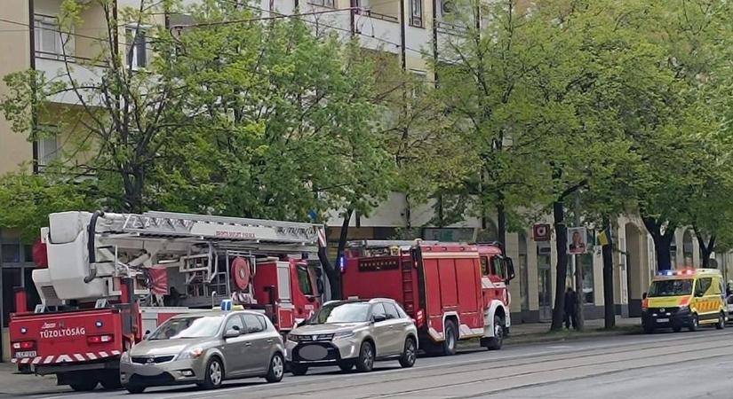 Egyenruhások lepték el az egyik debreceni társasházat, kiderült, miért!