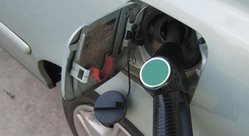 Jelentős volt a magyarországi „üzemanyag-árelőny” 2026 márciusában