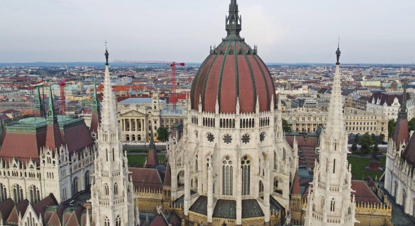 Azonnal eltávolítottak valamit a Parlamentről, rendkívüli oka van