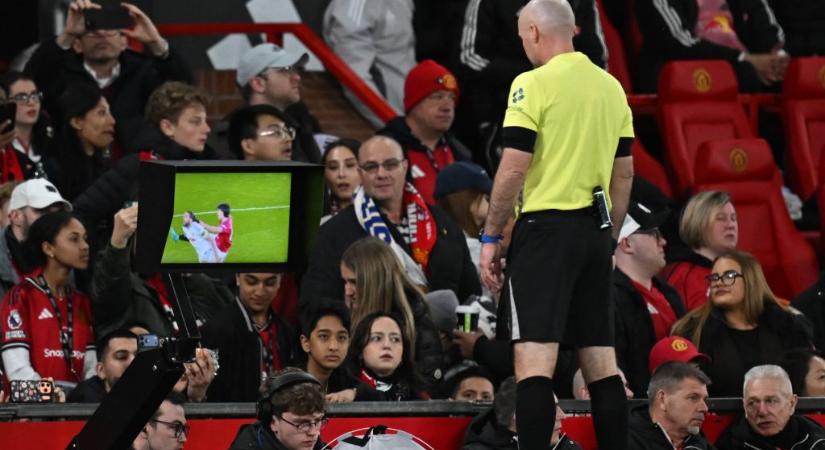 Elképesztő butaság: hajhúzás miatt került emberhátrányba, kikapott a ManUnited