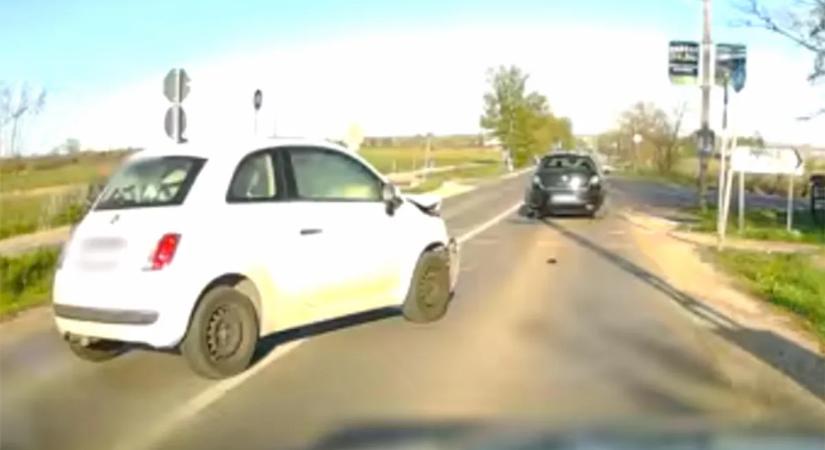 Udvariaskodni akart, amikor nem kellett volna, rommá törték a kocsiját – videó