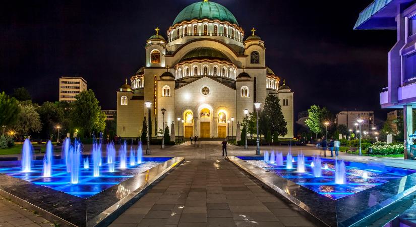 Óriási magyar felirat található Belgrád központjában, többtonnás érckapukon állnak a rendkívüli szavak