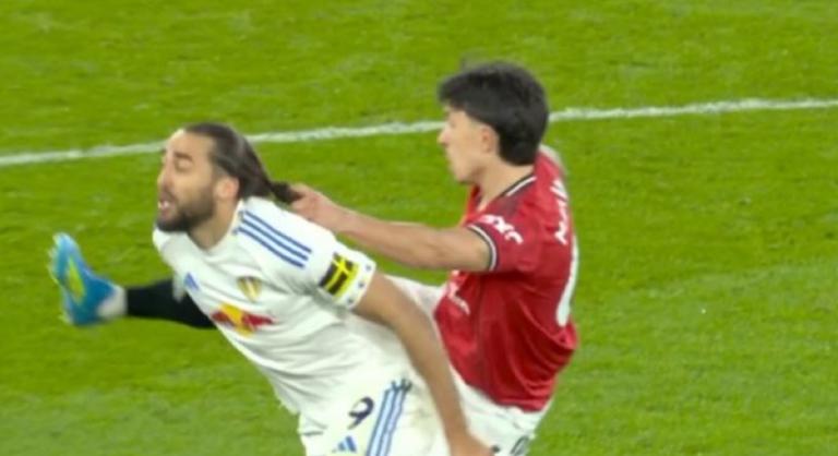 Ilyet se sűrűn látni, a Manchester United argentin védője megpróbálja kitépni ellenfele haját