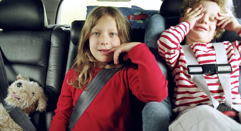 Fájdalmas árat fizethet, aki csak a márkanévben bízik: rejtett veszélyekkel teli rengeteg gyerekülés