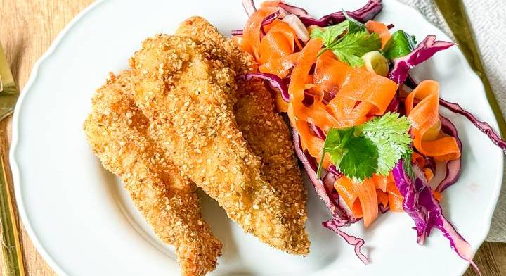 Ropogós, szezámmagos csirkemellcsíkok: vitamindús salátával tálald