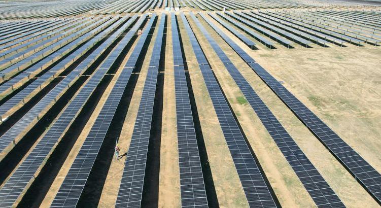 Hónapokat csúszik Európa 916 millió eurós napelemparkja