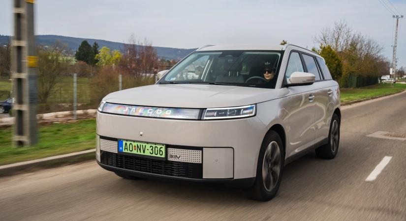 Kutyabarát kialakítás és karaoke funkció egy elektromos SUV-ban? Teszten a Jaecoo 5 EV