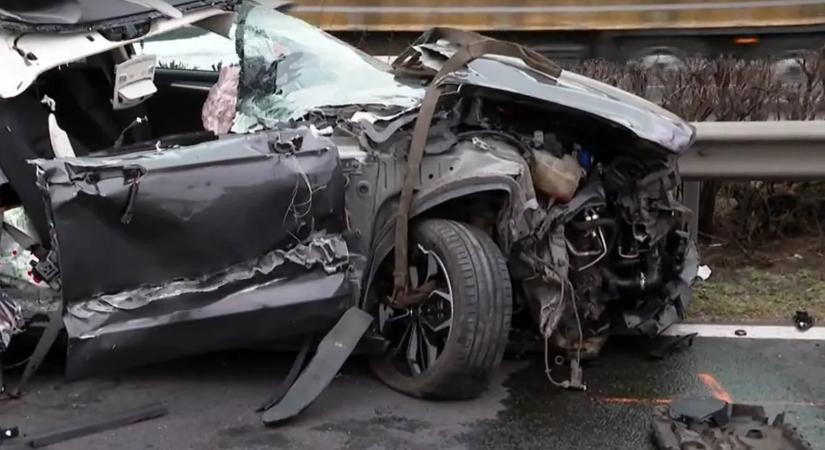 Megrázó fotók: esélye sem volt a nőnek a túlélésre, a baleset pillanatában életét vesztette