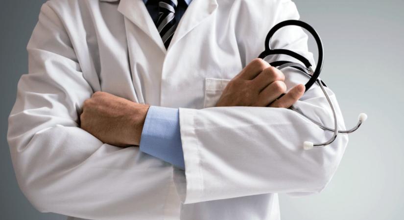 Meghalt a beteg, bíróság elé állították az ajkai kórház három orvosát