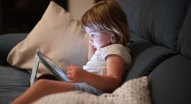 Harminc éve megállíthatatlanul nő a gyerekek képernyőideje, a covid csak felgyorsította a folyamatot