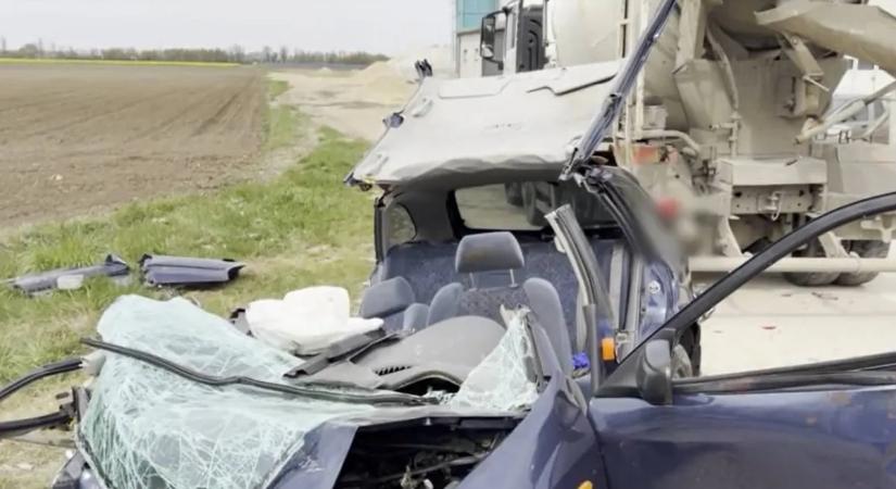 Csornai baleset: semmi sem maradt az autóból, miután a tűzoltók kiszabadították az utasokat