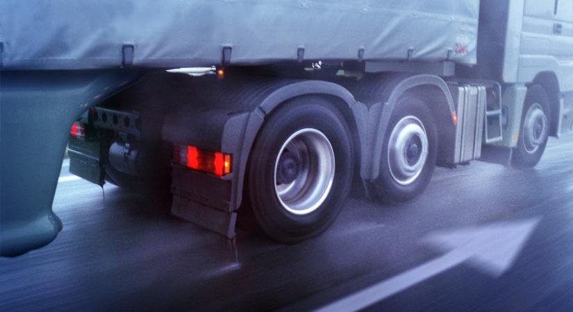 Figyelmetlen volt a teherautós, ezzel egy motoros halálát okozta