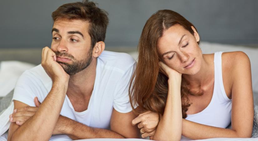 Ez az 5 jel árulkodik arról, hogy a partnered titokban már kifelé tart a kapcsolatból