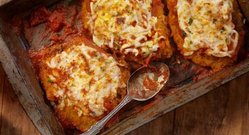 Ropogós bundában sült, parmezános csirkemell: paradicsomszósz borítja a húst