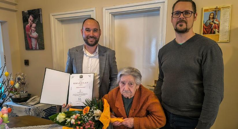 Kilenc évtized emlékei: Mariska nénit köszöntötték Magyarlakon