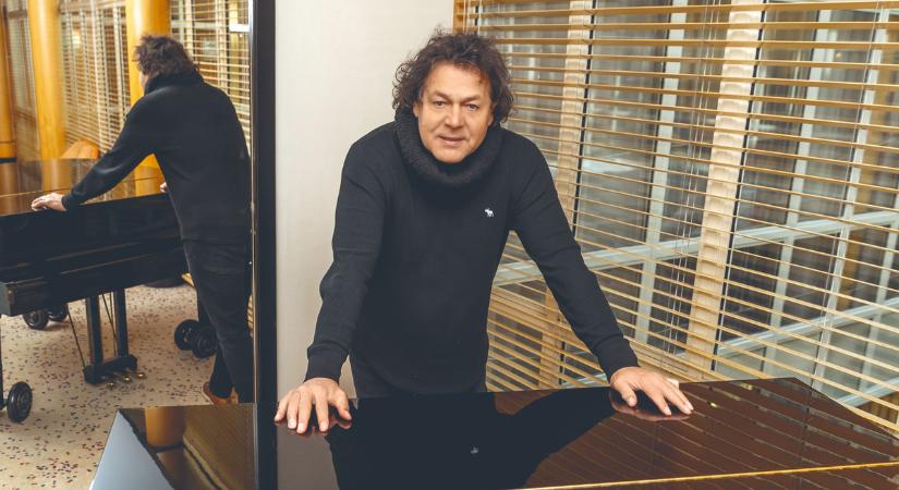 Elvonult a világtól Hevesi Tamás – ilyen az élet az erdő mélyén