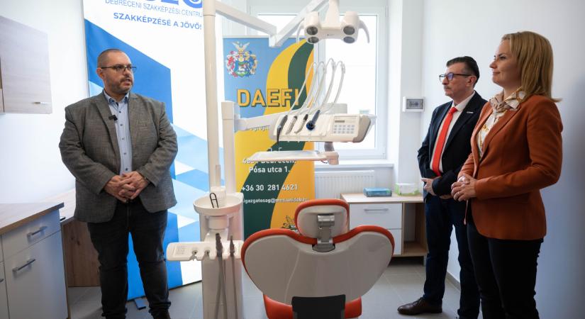 Szolgálati lakásból hoztak létre egy modern fogorvosi rendelőt Debrecenben