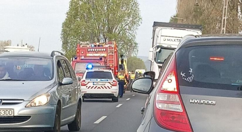 Hármas karambol a 26-os főúton, tűzoltók a helyszínen!